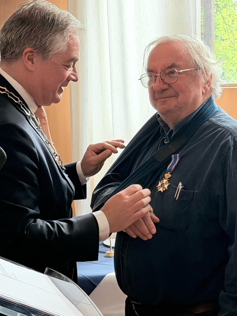 Jaap Akkerhuis receiving the medal from the mayor of Diemen